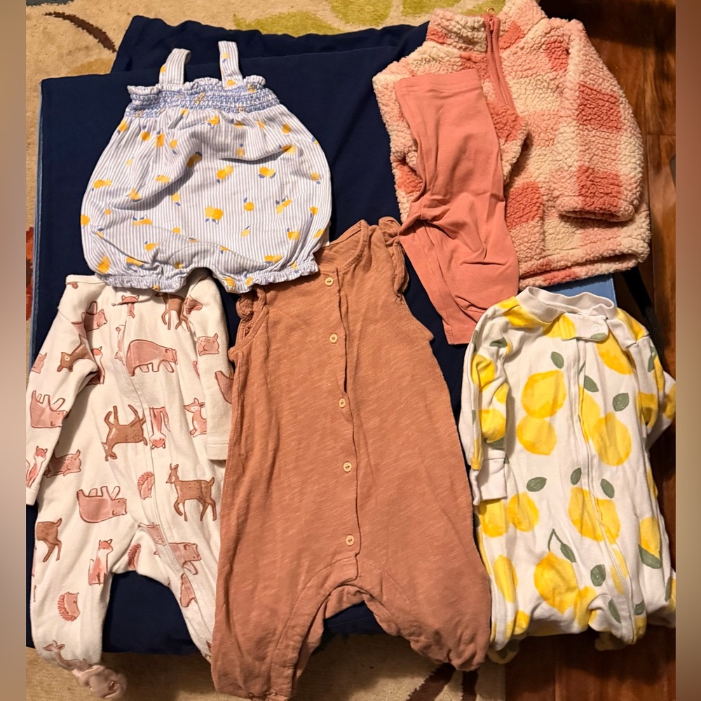 Lot of baby girls clothes Carters and H & M outfits and sleepers size 3 months
